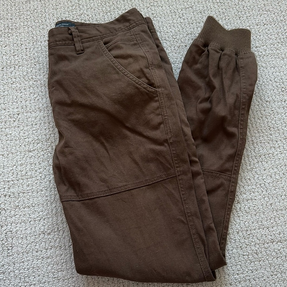 Men’s publish jogger pants Size 30
Brown color